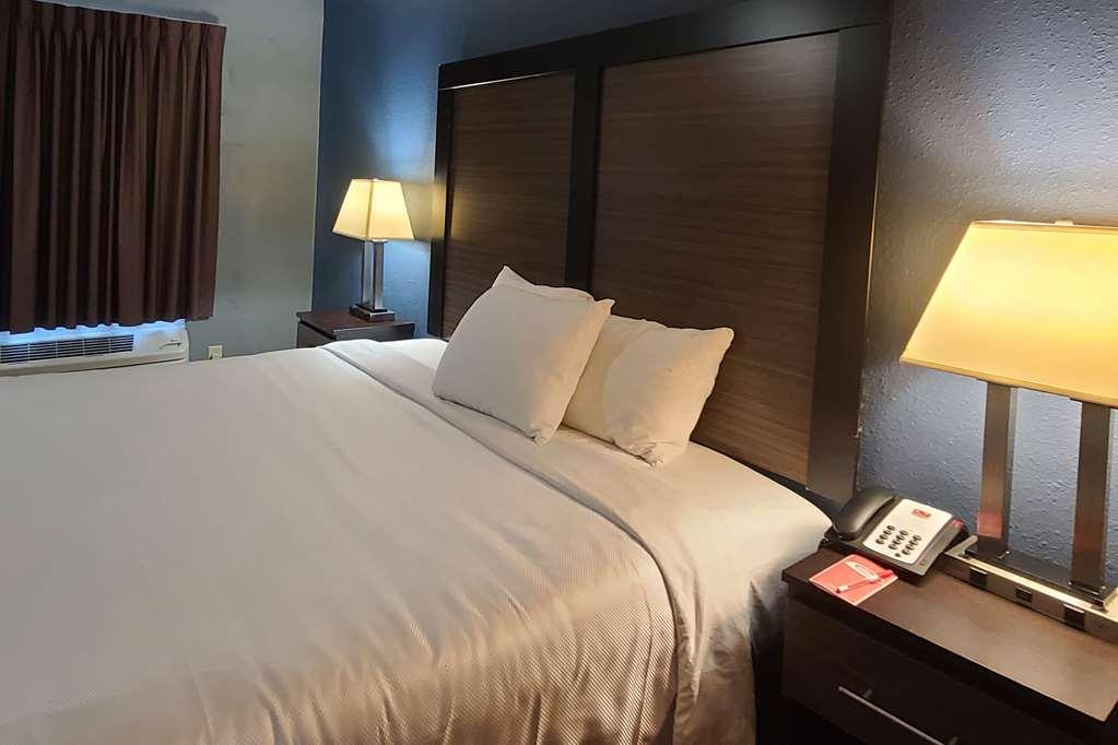 Econo Lodge Forest City Room photo